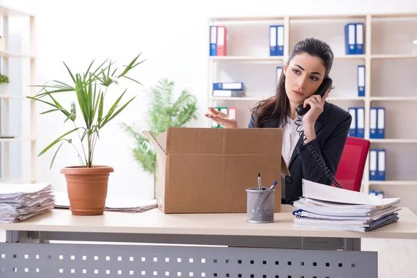 Une jeune employée licenciée de son travail — Photo