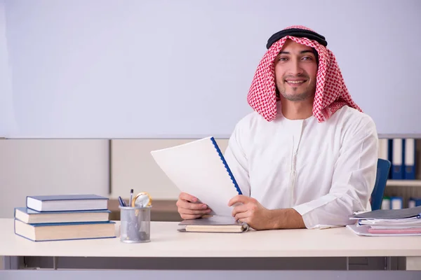 Arab teacher in front of whiteboard — Stock Photo, Image