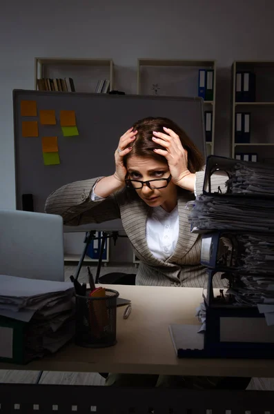 Empregada feminina que sofre de excesso de trabalho — Fotografia de Stock