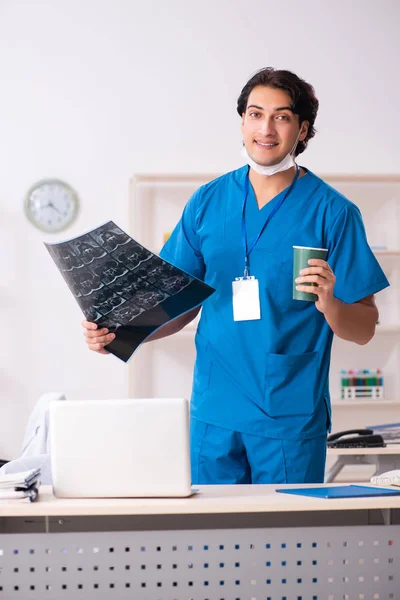 병원에서 일 하는 젊은 잘생긴 의사 방사선 — 스톡 사진