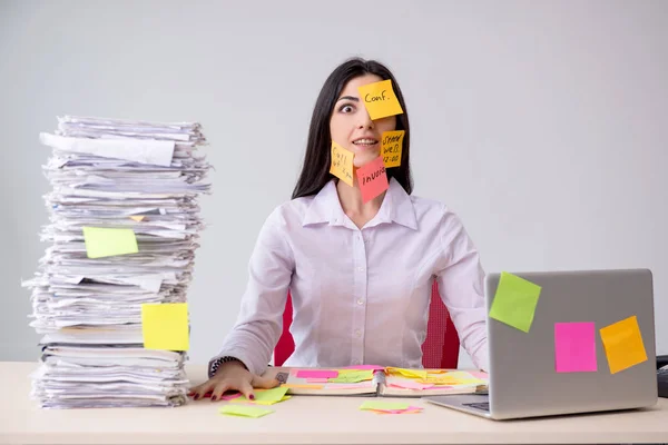 Junge Arbeitnehmerin in widersprüchlichem Prioritätenkonzept — Stockfoto