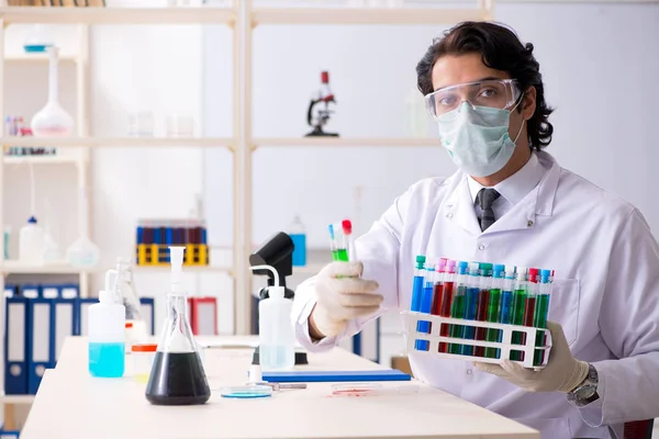 Joven químico guapo trabajando en el laboratorio —  Fotos de Stock