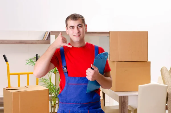 Joven contratista con cajas trabajando en interiores — Foto de Stock