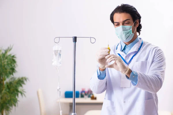 Giovane medico maschio nel concetto di trasfusione di sangue — Foto Stock