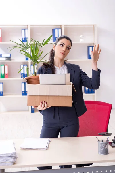 Jonge vrouwelijke werknemer ontslagen van haar werk — Stockfoto