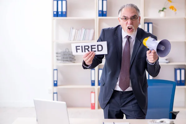 Weiße bärtige alte Geschäftsmann Mitarbeiter unglücklich mit exzessiven — Stockfoto