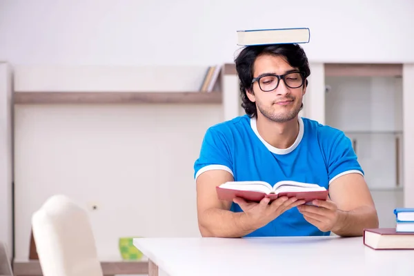 Jeune beau étudiant étudiant à la maison — Photo