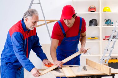 İki profesyonel Müteahhitler evde parke döşeme