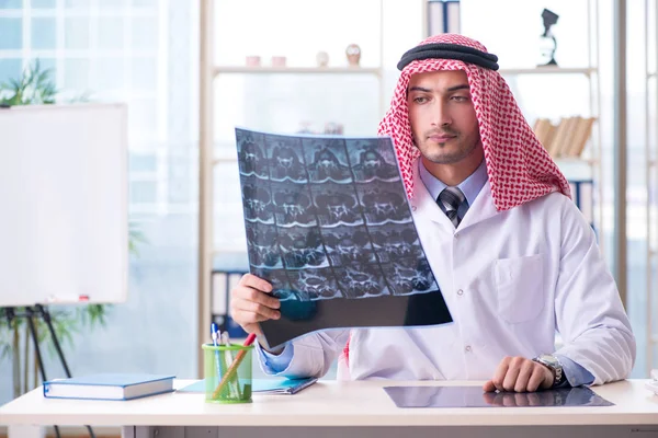 Medico arabo radiologo che lavora in clinica — Foto Stock