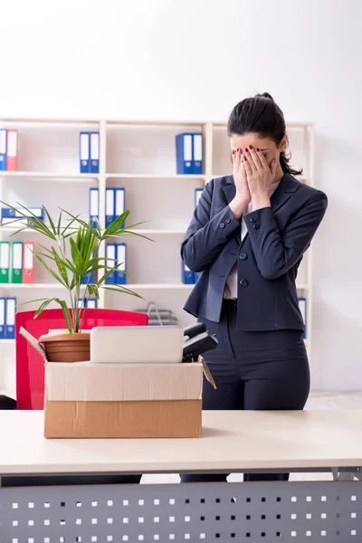 Empleada joven siendo despedida de su trabajo — Foto de Stock