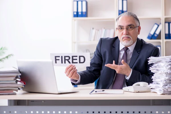Weiße bärtige alte Geschäftsmann Mitarbeiter unglücklich mit exzessiven — Stockfoto