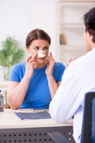 Mulher visitando médico masculino para cirurgia plástica — Fotografia de Stock