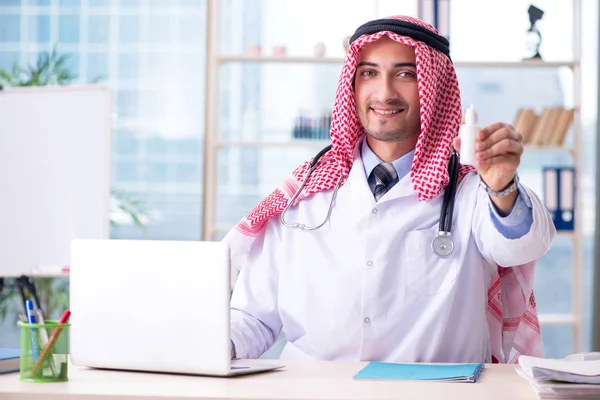 Arabische arts werkzaam in de kliniek — Stockfoto