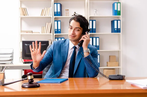 Juez guapo joven sentado en la sala del tribunal — Foto de Stock