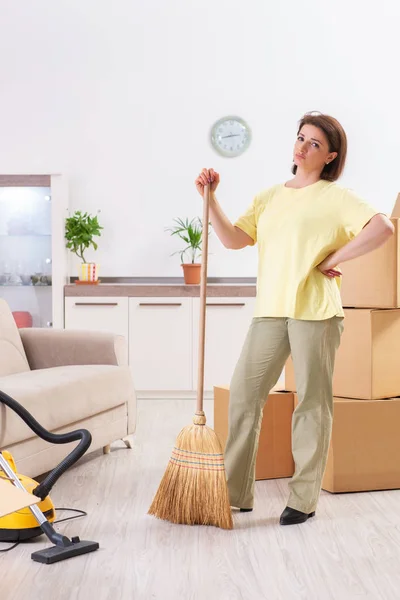 Mulher de meia-idade limpeza novo apartamento — Fotografia de Stock