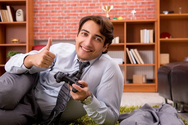 Junger Mitarbeiter spielt in der Pause am Steuerknüppel — Stockfoto