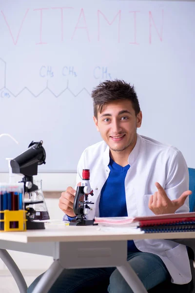 Giovane chimico seduto in laboratorio — Foto Stock