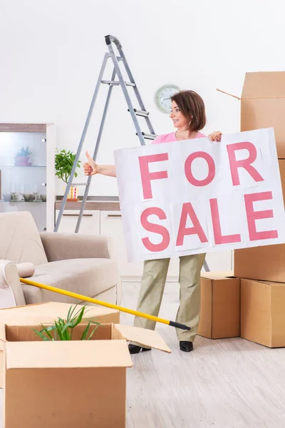 Mujer de mediana edad vendiendo piso reformado — Foto de Stock