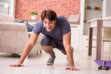 Yakışıklı delikanlı spor egzersizleri evde yapıyor