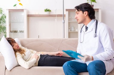 Genç, yakışıklı doktor, kadın hastayı evinde ziyaret ediyor.