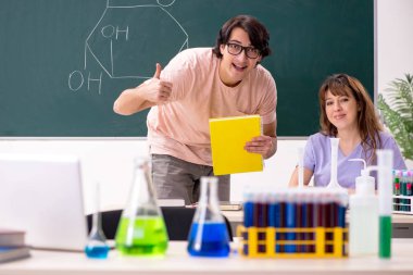 İki kimyagerler Öğrenciler sınıfta