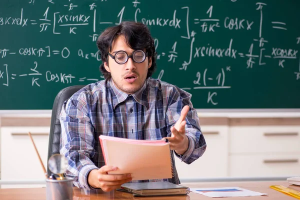 Profesor de matemáticas masculino divertido en el aula — Foto de Stock