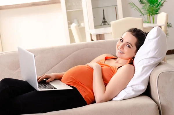 Junge schwangere Frau arbeitet zu Hause — Stockfoto