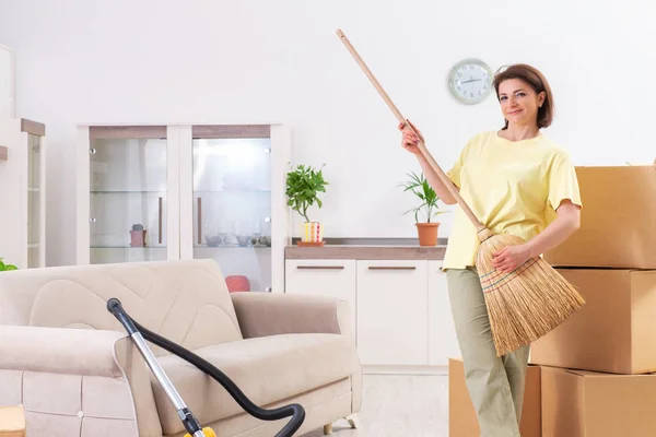 Mujer de mediana edad limpieza nuevo apartamento — Foto de Stock