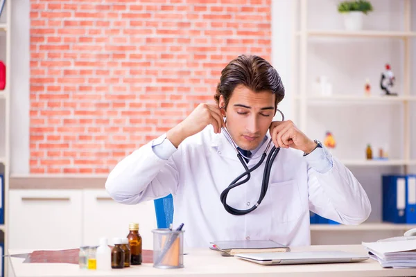 Junger Arzt arbeitet im Krankenhaus — Stockfoto