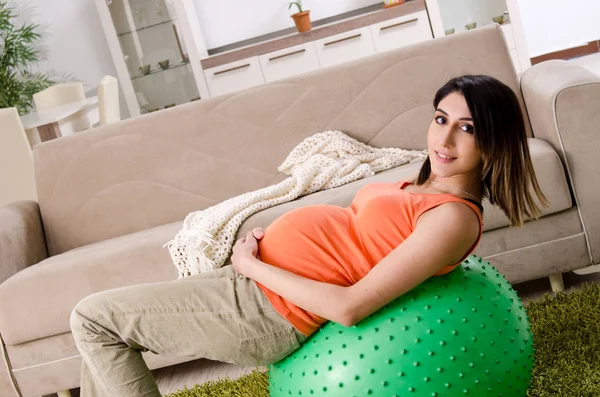 Junge schwangere Frau zu Hause — Stockfoto