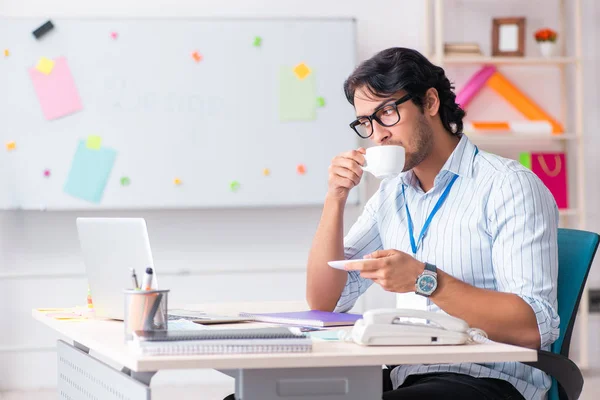 Joven diseñador masculino guapo trabajando en la oficina — Foto de Stock