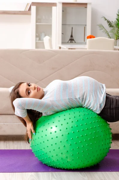 Junge schwangere Frau beim Sport zu Hause — Stockfoto
