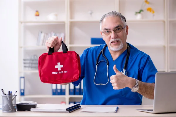 Weißbärtiger alter Arzt arbeitet in Klinik — Stockfoto