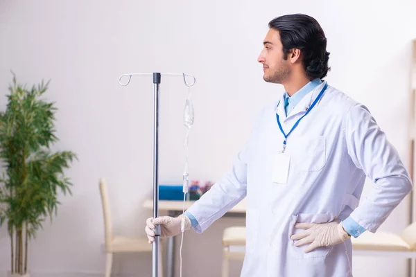 Giovane medico maschio nel concetto di trasfusione di sangue — Foto Stock