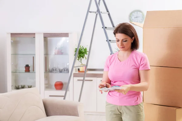 Женщина выбирает цвет для обновления квартиры — стоковое фото
