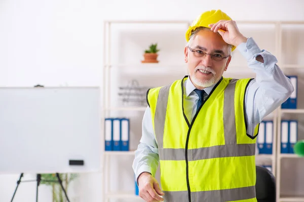 Ingegnere edile anziano che lavora in ufficio — Foto Stock