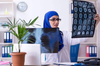 Klinikte çalışan Arap kadın doktor.