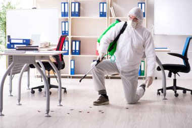 Profesyonel müteahhit ilaçlama ofisinde yapıyor