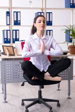 Ofiste egzersiz yapan genç bayan çalışanlar.