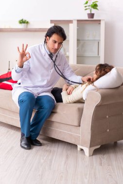 Genç, yakışıklı doktor, kadın hastayı evinde ziyaret ediyor.