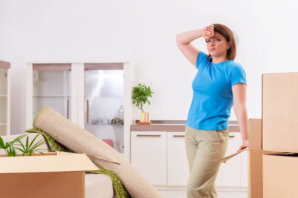 Middle-aged woman moving to new flat — Stock Photo, Image