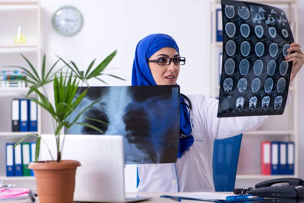 Arabische Ärztin arbeitet in der Klinik — Stockfoto