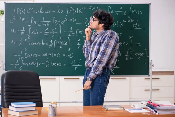 Profesor de matemáticas masculino divertido en el aula —  Fotos de Stock