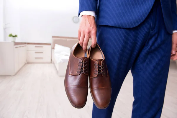 Jonge knappe zakenman schoenen thuis kiezen — Stockfoto