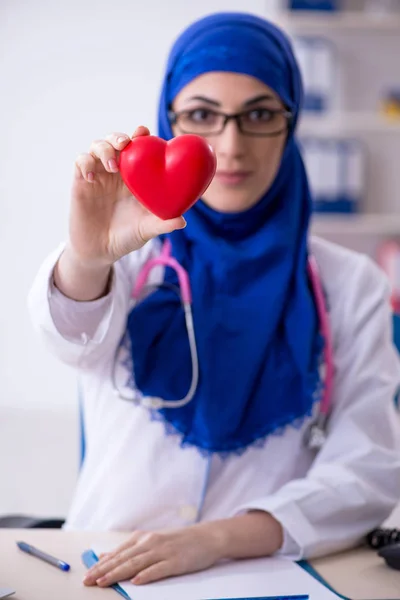 Arabská lékařka pracující na klinice — Stock fotografie