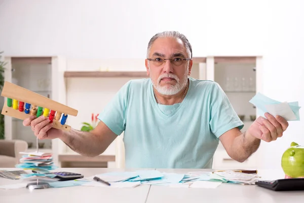 Homem velho barbudo branco no conceito de planejamento orçamentário — Fotografia de Stock