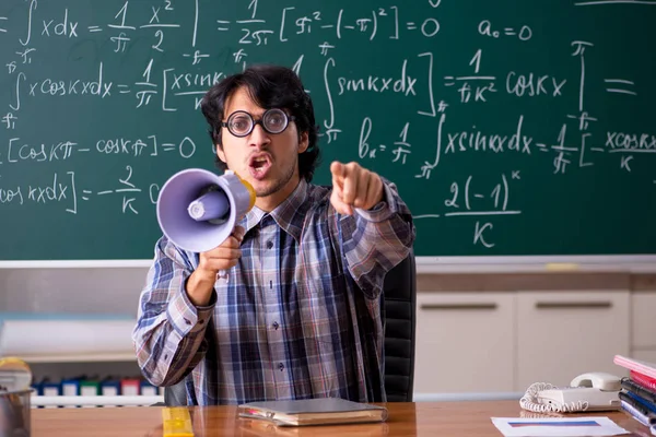 Смешной учитель математики в классе — стоковое фото