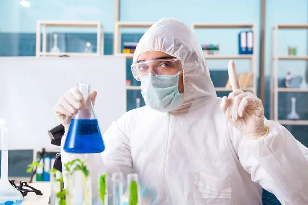 Hombre biotecnológico científico químico que trabaja en el laboratorio —  Fotos de Stock