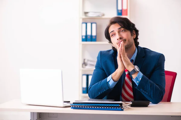 Jovem empresário bonito sentado no escritório — Fotografia de Stock