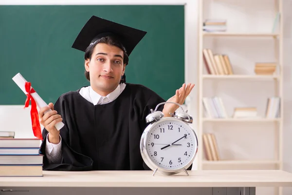 Studente laureato di fronte a bordo verde — Foto Stock